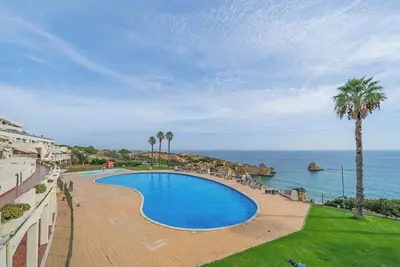 Image de Lagos Shared Pool and Garage by HostWise