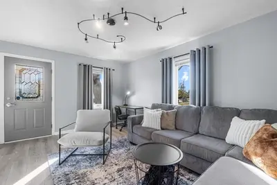 Image de Bright, modern, and cozy Willowick retreat, 20 minutes from downtown Cleveland!