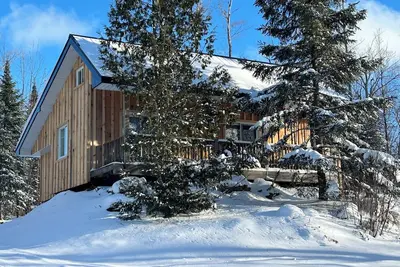 Image de Peaceful and cozy cabin in the woods just a short drive to adventure