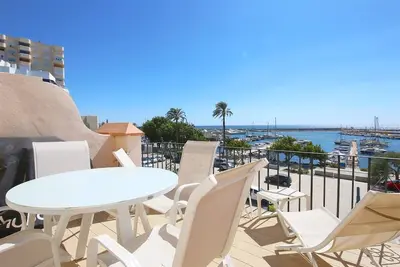 Image de Spacieuse maison de ville familiale avec vue sur la mer, Proche du port de plaisance et des restaura