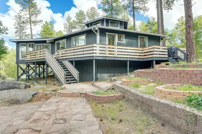 Image de Mid-Mod Mountain Cabin Near Thumb Butte Trails!