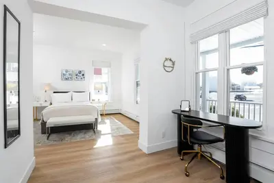 Image de Fresh Modern 3br/2ba Escape #5, Harbor Point – Walk to Train, Cafes, Restaurants, City + Shore