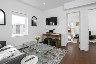 Image de Modern 2 Bdr, Harbor Point #2 – Walk to Train, Restaurants, City + Shore