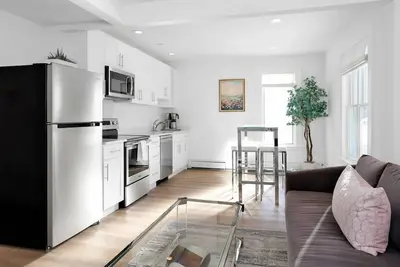 Image de Stylish 3br/2ba Retreat #3, Harbor Point – Walk to Train, Cafes & Restaurants, City + Shore