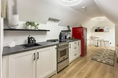 Image de Stylish Retro 2br Loft #4, Prime Location – Unique Stay, Walk to Train, Cafes & Restaurants