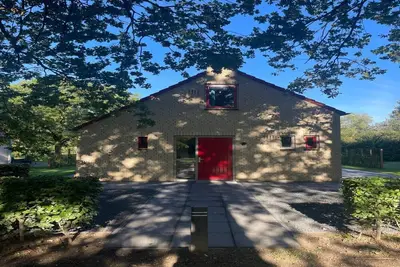 Image de Bungalow familial ensoleillé au bord du lac