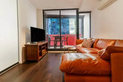 Image de Chic 2br Apartment | Free Parking Balcony + Views