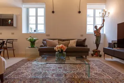 Image de Experience the Elegance of Palazzo Diaz in ComoImmerse yourself in the timeless allure of Palazzo Diaz, a newly restructured and impeccably decorated residence right in the heart of Como. This spacious two-bedroom, two-bathroom haven offers a harmonious