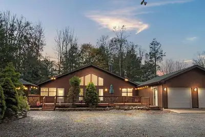 Image de ‼️Relaxing Pocono Stay Near Lake w/ Hot Tub & Bbq