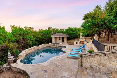 Image de Grand Lakehouse Estate with Infinity Pool & Views