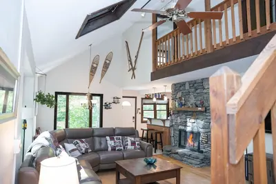 Image de Blue Haven Modern Mountain Getaway w/ Hot Tub, Fireplace & 5-Min Drive to Killington