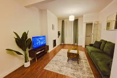 Image de Modern Elegant home by Lfc Stadium