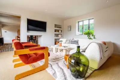 Image de Monarc House is a stunning reimagining of a traditional Norfolk Cottage, tucked away in the heart of