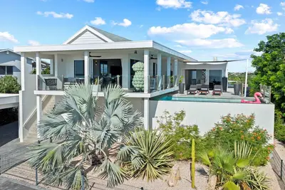 Image de Artsy Retreat with a View at La Privada Resort near Mambo Beach