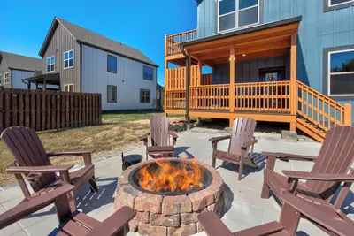 Image de *Charming 4bd Lodge Near Town! Fire Pit + Hot Tub*
