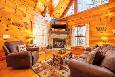 Image de *Charming 3bd Cabin w/ Hot Tub! Games + Near Town*