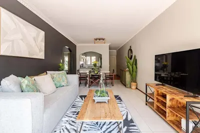 Image de Tree Top Balcony| King Bed |1 km to Malls+Guatrain