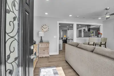 Image de ~Midtown Hub~ Huge Lot - Spacious - Renovated - 5 min to Wb & Airlie Gardens