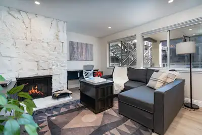 Image de Renovated Aspen 2br | Pool & Sauna! Steps to Town!