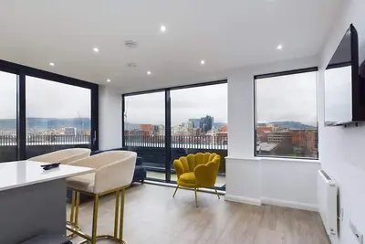 Image de 3 Br Penthouse with Spacious Terrace, City Center