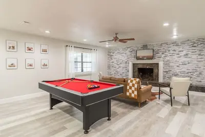 Image de Entire Home w/ Air Hockey and Firepit