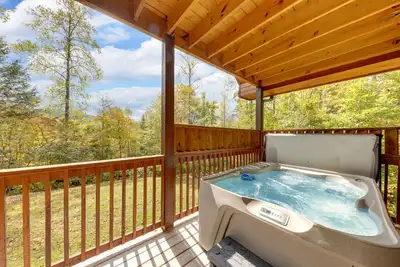 Image de Peaceful Retreat: Hot Tub, Grill, Fireplace & More