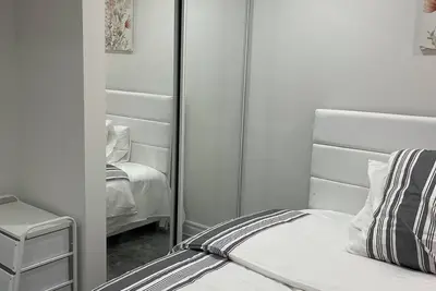 Image de Excellent 5star standard settings, 200m away from Ttc, 1. 5km away from Go station