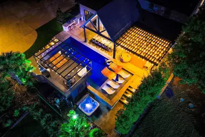 Image de Dfw Penrose House Swim-Up Bar Estate Sleep 28 | Weddings | Hot Tub | Mini Golf