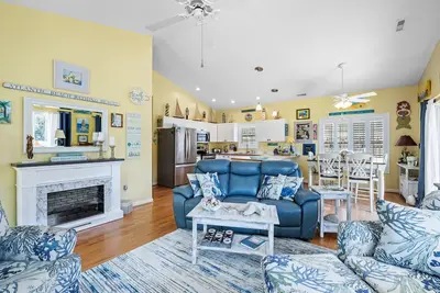 Image de Centrally located cottage with WiFi, laundry & fenced yard - walk to the beach