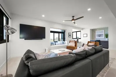 Image de Elegant Coastal Living: Fully Renovated oceanfront condo with panoramic views