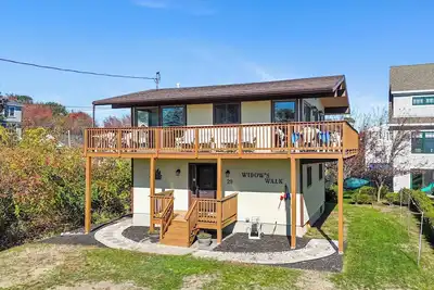 Image de Widow’s Walk — A Light-Filled Coastal Escape on the Nubble Peninsula