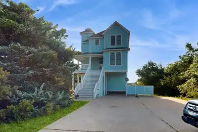 Image de Lakefront home with private pool, hot tub, & pool table