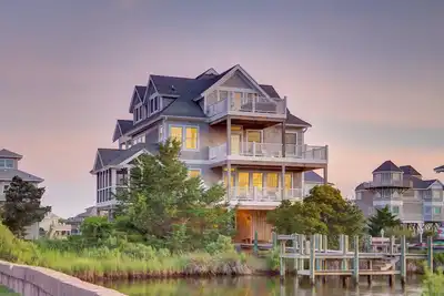 Image de Huge, canal-front home w/private hot tub, WiFi, central Ac, washer & dryer, dock