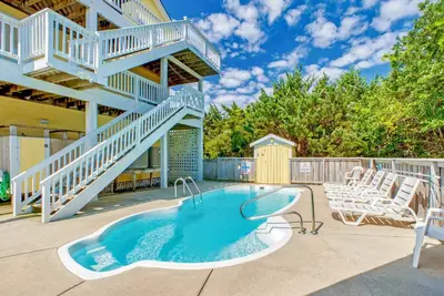 Image de Spacious dog-friendly haven with private pool, hot tub, pool table, & Ac