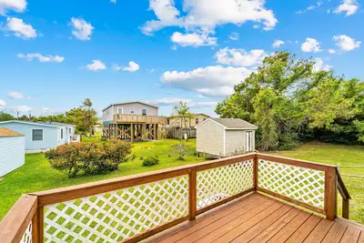 Image de Dog-friendly home with gas grill, arcade machine, deck, & Tv - close to ocean