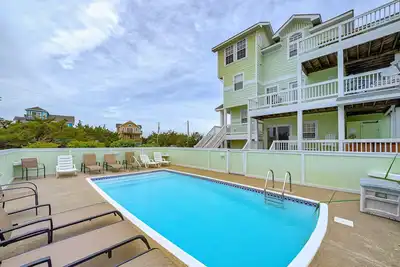 Image de Bright, bold, & spacious home close to beach with pool & private hot tub