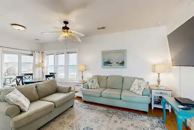 Image de Fun-filled vacation home steps from beach with outdoor pool, Ac, W/D, & balcony