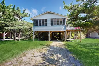 Image de Twin Dolphin 9: Dog-friendly beach home just up from the water!
