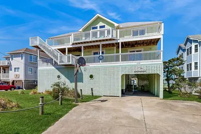 Image de Large beachside house with ocean view, W/D, private hot tub & central Ac