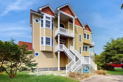 Image de Expansive home with private pool, hot tub, high-speed WiFi & central Ac