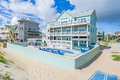 Image de Lovely beachfront home with hot tub, pool, game room, & central Ac