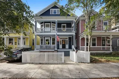 Image de Serene & sunlit getaway with spacious rooms & great patio - near beach & golf