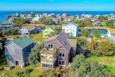 Image de Canal-front home w/game room, private washer/dryer, WiFi, deck