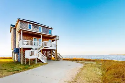 Image de Waterfront home with stunning Sound view, private hot tub, pool - 2 dogs Ok