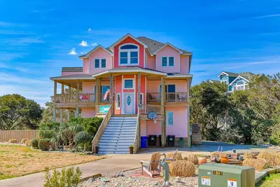 Image de 3-story luxury home with pool, hot tub, Ac, tennis, & deck - dog-friendly