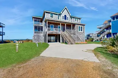 Image de Waterfront home with private hot tub, sound access, fireplace & pool