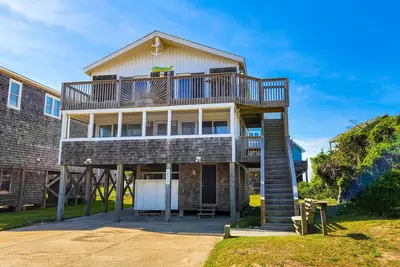 Image de Coastal dream with fast WiFi, ocean views, beach access, central Ac & two decks
