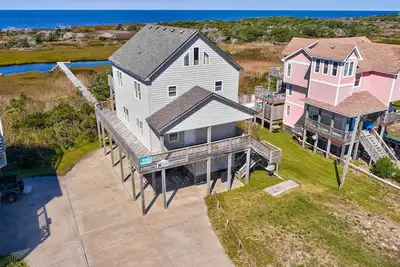 Image de Waterfront home w/private deck, hot tub, game room w/pool table, & washer/dryer