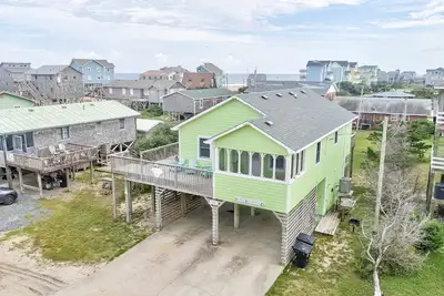 Image de Dreamy beach house with shared pool, central ac, private w/d, deck, & WiFi