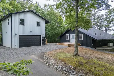 Image de Fabulous Murphy home on over 6 acres -Completely private